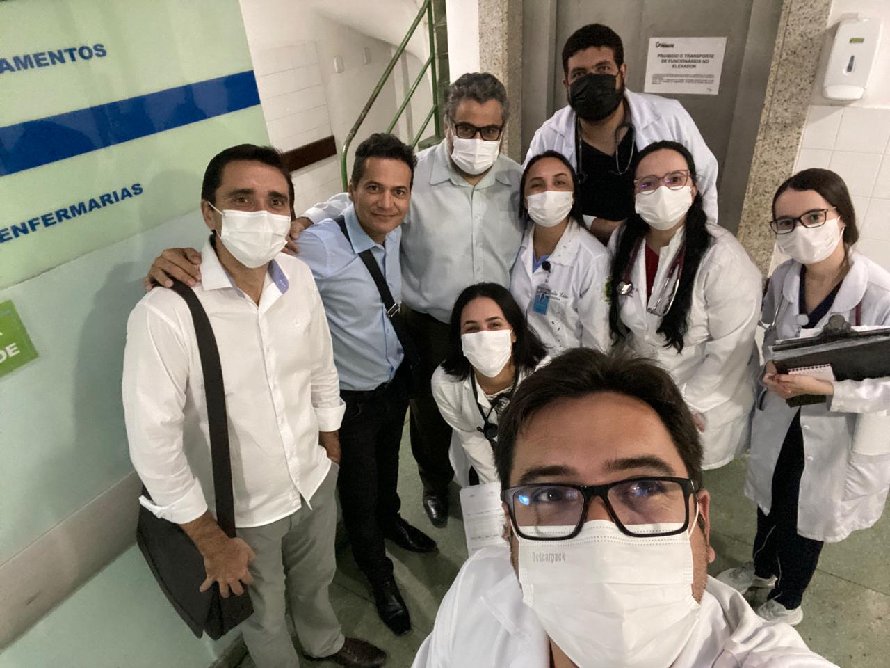 Anderson com equipe de residentes após atividade assistencial no hospital universitário.