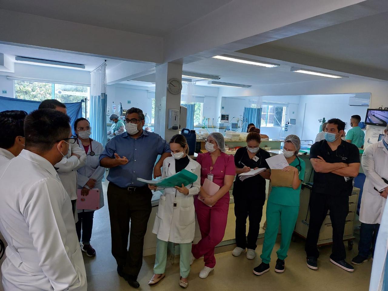 Anderson passando visita clínica com residentes de cardiologia no hospital universitário.