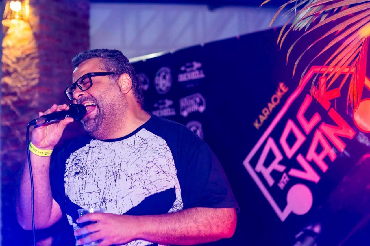 Anderson cantando durante apresentação da banda Dr. Gori.