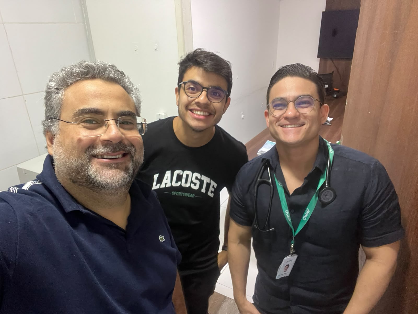 Anderson ao lado de especializandos durante atividade prática do curso de ecocardiografia.